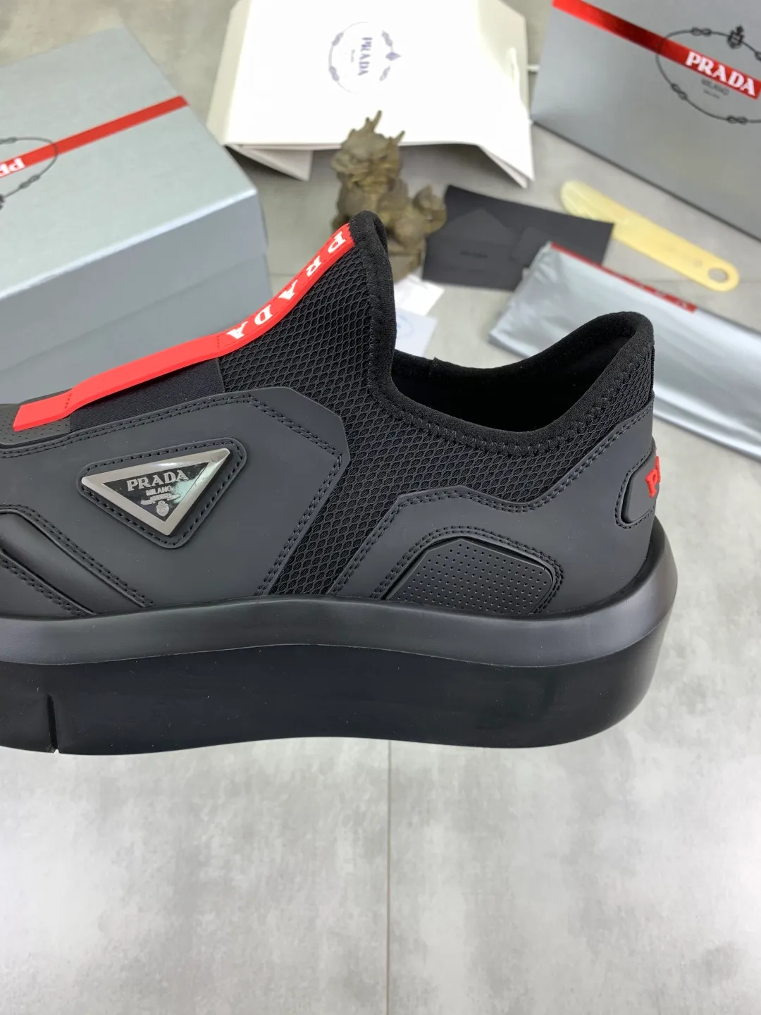 Men's men's shoes 💰P620💰[New model] The top version is now available on the official website, 🆘 The trendy brand (Prada) mainly promotes the popular style, avant-garde and versatile fashionable men's shoes, private version mold opening, cowhide surface splicing 1:1 replica.. Simple fashion, original imported cowhide and lining cowhide feet; the atmosphere and personality are more fashionable, eye-catching and pursuing class. It will subvert the old idea and be a must-have for fashion trendsetters with you! Must keep for yourself ! Tall and comfortable, large and low, high-end quality workmanship. The new high-end foam outsole from the official website. Size: 38-45. 3️⃣colors available.